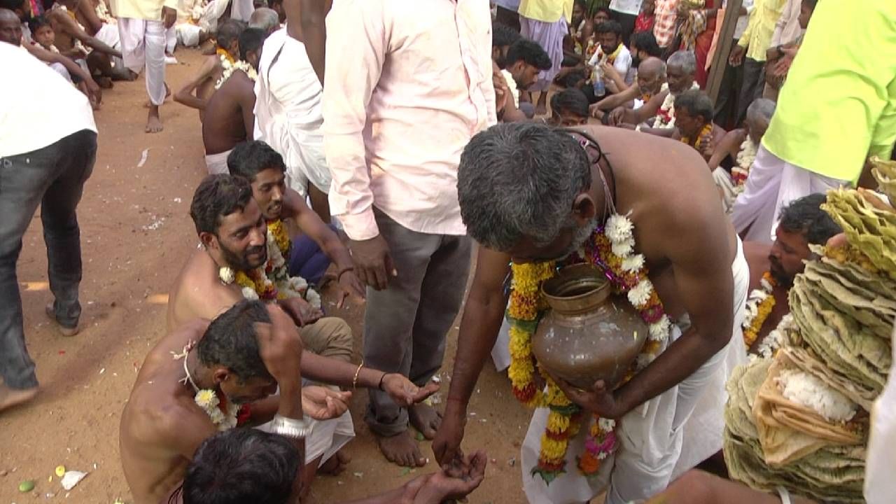 ಇನ್ನು ಜಾತ್ರೆಯಲ್ಲಿ ಪ್ರಸಾದ ಸೇವೆಯೂ ಇರುತ್ತೆ . ಗ್ರಾಮದ ಭಕ್ತರೆಲ್ಲಾ ಮಡಿಯಿಂದ ಮಾಡಿದ ನೈವೃದ್ಯವನ್ನು ಬಿಂಗಿಗಳಿಗೆ ಅರ್ಪಿಸ್ತಾರೆ. 