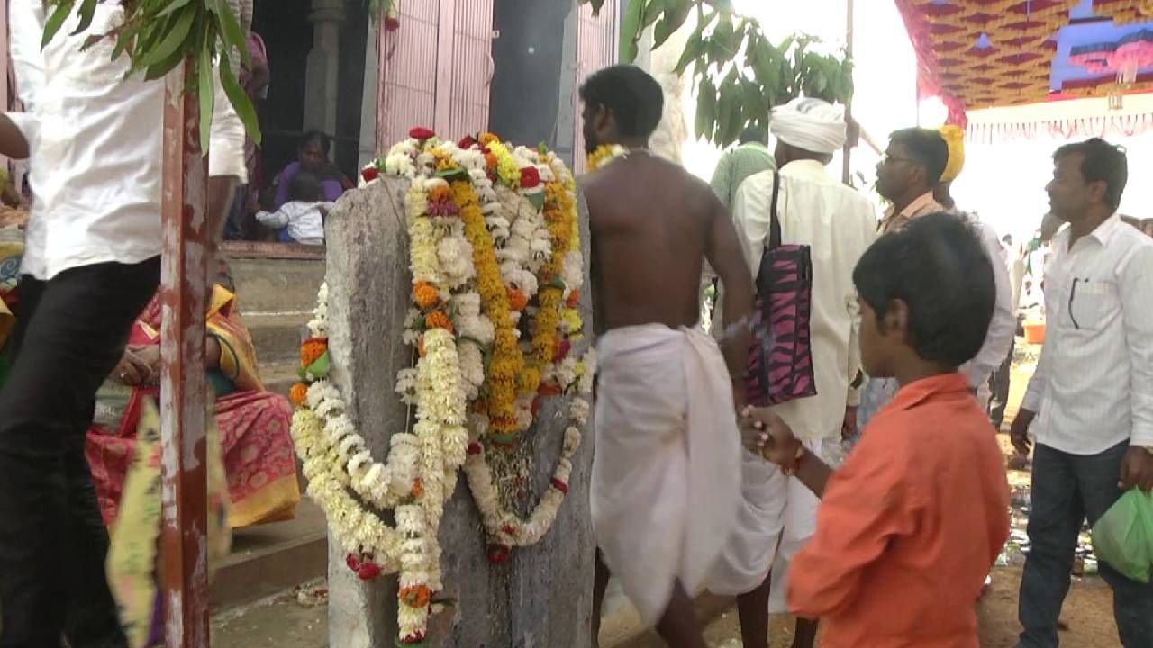 ದೇಗುಲದ ಬಳಿಯ ಕಲ್ಲಿಗೆ ತಲೆ ಜಜ್ಜಿಕೊಂಡು ದೇವರಿಗೆ ಭಕ್ತಿ ಸಮರ್ಪಿಸ್ತಾರೆ. ಈ ರೀತಿ ಪ್ರತಿಯೊಬ್ಬ ಬಿಂಗಿಯೂ ಕೂಡಾ ಮೂರು ಬಾರಿ ಕಲ್ಲಿಗೆ ತಲೆಯನ್ನು ಜಜ್ಜುವುದು ಸಂಪ್ರದಾಯವಾಗಿದೆ. 