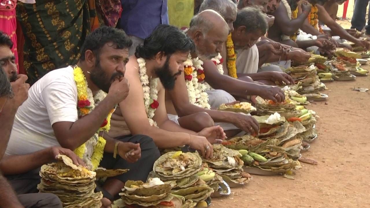 ಅದ್ರಲ್ಲೂ ಉತ್ತರ ಕರ್ನಾಟಕ ಶೈಲಿಯ ರೊಟ್ಟಿ, ಪಲ್ಯ, ಅನ್ನ, ಹುಗ್ಗಿ, ಹೋಳಿಗೆ ಸೇರಿದಂತೆ ಇತರೆ ಸಿಹಿ ಭಕ್ಷಗಳನ್ನ ಬಡಿಸುತ್ತಾರೆ. ವಿಷ್ಯ ಅಂದ್ರೆ ಊಟವನ್ನೂ ಪುರುಷರೇ ಬಡಿಸುತ್ತಾರೆ.