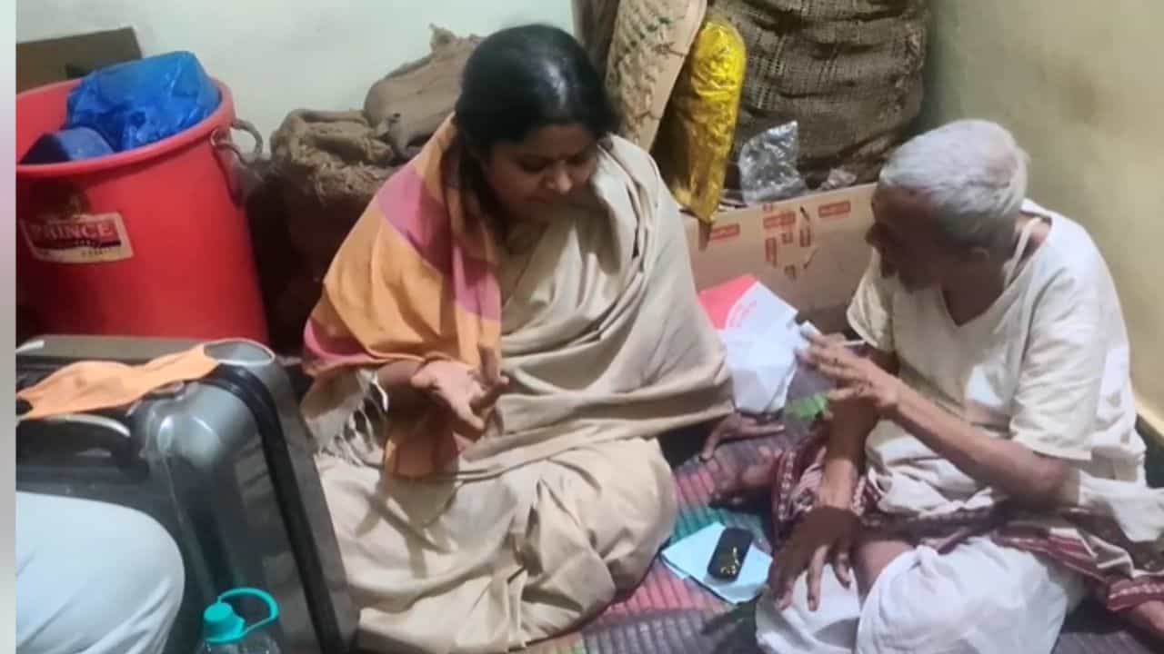 Viral Video: ಗುರುವಿನ ಜೊತೆಗೆ ಕೂತು ಸಂಗೀತ ಅಭ್ಯಾಸ ಮಾಡಿದ ಸಂಗೀತಾ ಕಟ್ಟಿ, ವಿಡಿಯೊ ಮತ್ತೆ ವೈರಲ್ Viral Video: ಗುರುವಿನ ಜೊತೆಗೆ ಕೂತು ಸಂಗೀತ ಅಭ್ಯಾಸ ಮಾಡಿದ ಸಂಗೀತಾ ಕಟ್ಟಿ, ವಿಡಿಯೊ ಮತ್ತೆ ವೈರಲ್