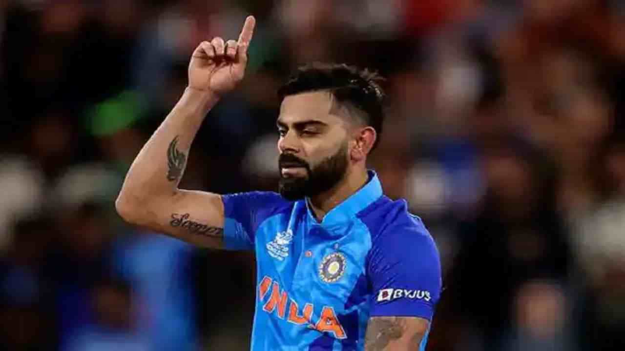 ವಿರಾಟ್ ಕೊಹ್ಲಿ ಟಿ20 ಕ್ರಿಕೆಟ್ನಲ್ಲಿ ಅಬ್ಬರಿಸಿದ್ದಾರೆ. ಸುದೀರ್ಘ ಸಮಯದ ನಂತರ ಫಾರ್ಮ್ಗೆ ಮರಳಿರುವ ಕೊಹ್ಲಿಯನ್ನು ತಡೆಯುವುದು ವಿಶ್ವದ ಯಾವುದೇ ಬೌಲರ್ಗೆ ಸಾಧ್ಯವಾಗುತ್ತಿಲ್ಲ. ಇಂಗ್ಲೆಂಡ್ ವಿರುದ್ಧದ ಟಿ20 ವಿಶ್ವಕಪ್ನ ಸೆಮಿಫೈನಲ್ನಲ್ಲಿ ಅರ್ಧಶತಕ ಸಿಡಿಸುವ ಮೂಲಕ ಕೊಹ್ಲಿ ಇತಿಹಾಸ ನಿರ್ಮಿಸಿದ್ದಾರೆ.