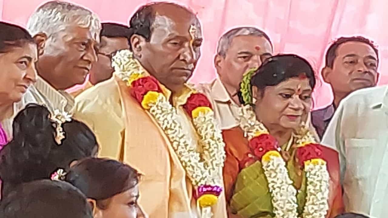 75ರ ವಯಸ್ಸಿನಲ್ಲೂ ಮತ್ತೊಂದು ಮದ್ವೆಯಾದ ಹುಬ್ಬಳ್ಳಿ-ಧಾರವಾಡ ಮಾಜಿ ಮೇಯರ್, ಮೃತ ಪತ್ನಿಯ ಅಕ್ಕನನ್ನೇ ಕೈಹಿಡಿದ 75ರ ವಯಸ್ಸಿನಲ್ಲೂ ಮತ್ತೊಂದು ಮದ್ವೆಯಾದ ಹುಬ್ಬಳ್ಳಿ-ಧಾರವಾಡ ಮಾಜಿ ಮೇಯರ್, ಮೃತ ಪತ್ನಿಯ ಅಕ್ಕನನ್ನೇ ಕೈಹಿಡಿದ