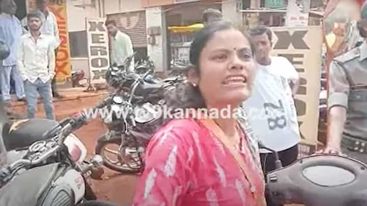 ಬೀದರ್: ಪತಿಯ ವಿರುದ್ಧ ದೂರು ಸಲ್ಲಿಸಿದರೂ ಕ್ರಮ ತೆಗೆದುಕೊಳ್ಳದ ಪೊಲೀಸರಿಗೆ ನಡುರಸ್ತೆಯಲ್ಲಿ ಆವಾಜ್ ಹಾಕಿದ ಮಹಿಳೆ ಬೀದರ್: ಪತಿಯ ವಿರುದ್ಧ ದೂರು ಸಲ್ಲಿಸಿದರೂ ಕ್ರಮ ತೆಗೆದುಕೊಳ್ಳದ ಪೊಲೀಸರಿಗೆ ನಡುರಸ್ತೆಯಲ್ಲಿ ಆವಾಜ್ ಹಾಕಿದ ಮಹಿಳೆ
