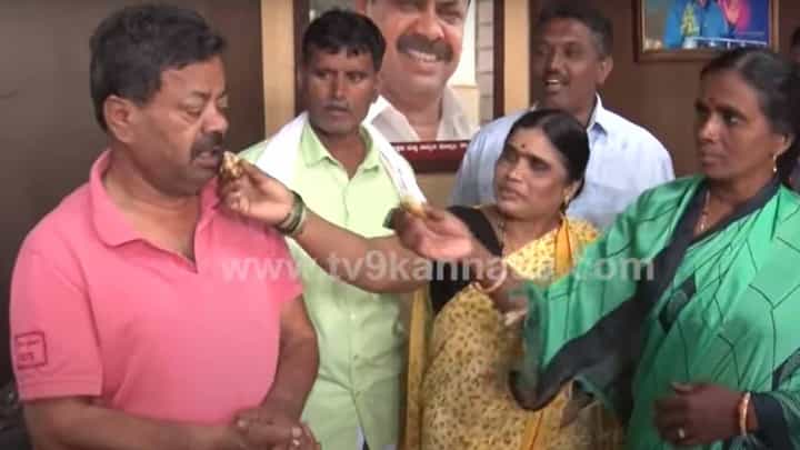 ರೇಣುಕಾಚಾರ್ಯರಿಗೆ ತಿಂಡಿ ತಯಾರಿಸಿಕೊಂಡು ಬಂದು ತಿನ್ನಿಸಿದ ಹೊನ್ನಾಳಿ ಸುತ್ತಮತ್ತಲಿನ ಗ್ರಾಮಗಳ ಮಹಿಳೆಯರು ರೇಣುಕಾಚಾರ್ಯರಿಗೆ ತಿಂಡಿ ತಯಾರಿಸಿಕೊಂಡು ಬಂದು ತಿನ್ನಿಸಿದ ಹೊನ್ನಾಳಿ ಸುತ್ತಮತ್ತಲಿನ ಗ್ರಾಮಗಳ ಮಹಿಳೆಯರು