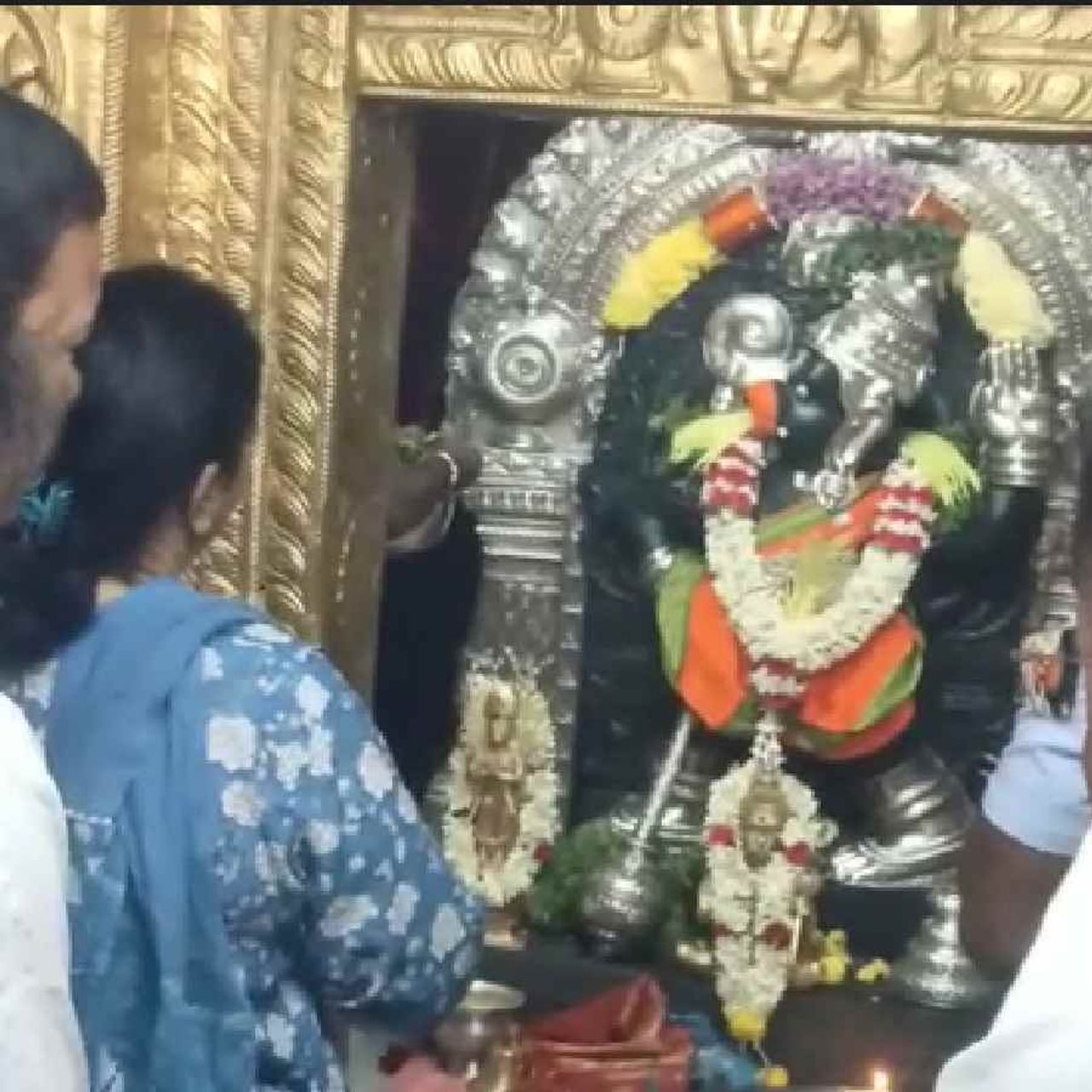 ಅಶ್ವಿನಿ ಪುನೀತ್ ರಾಜ್ಕುಮಾರ್ ಮಂಡ್ಯ ಜಿಲ್ಲೆಯ ಮಳವಳ್ಳಿ ತಾಲೂಕಿನ ಮುತ್ತತ್ತಿ ಗ್ರಾಮಕ್ಕೆ ಭೇಟಿ ನೀಡಿ ಮುತ್ತತ್ತಿ ಹನುಮನ ದರ್ಶನ ಪಡೆದರು.