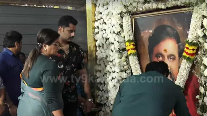 ಅಂಬರೀಷ್ ಸಮಾಧಿ ಎದುರು ದೀಪ ಬೆಳಗಿ ಭಾವುಕರಾದ ಸುಮಲತಾ ಅಂಬರೀಷ್ ಅಂಬರೀಷ್ ಸಮಾಧಿ ಎದುರು ದೀಪ ಬೆಳಗಿ ಭಾವುಕರಾದ ಸುಮಲತಾ ಅಂಬರೀಷ್