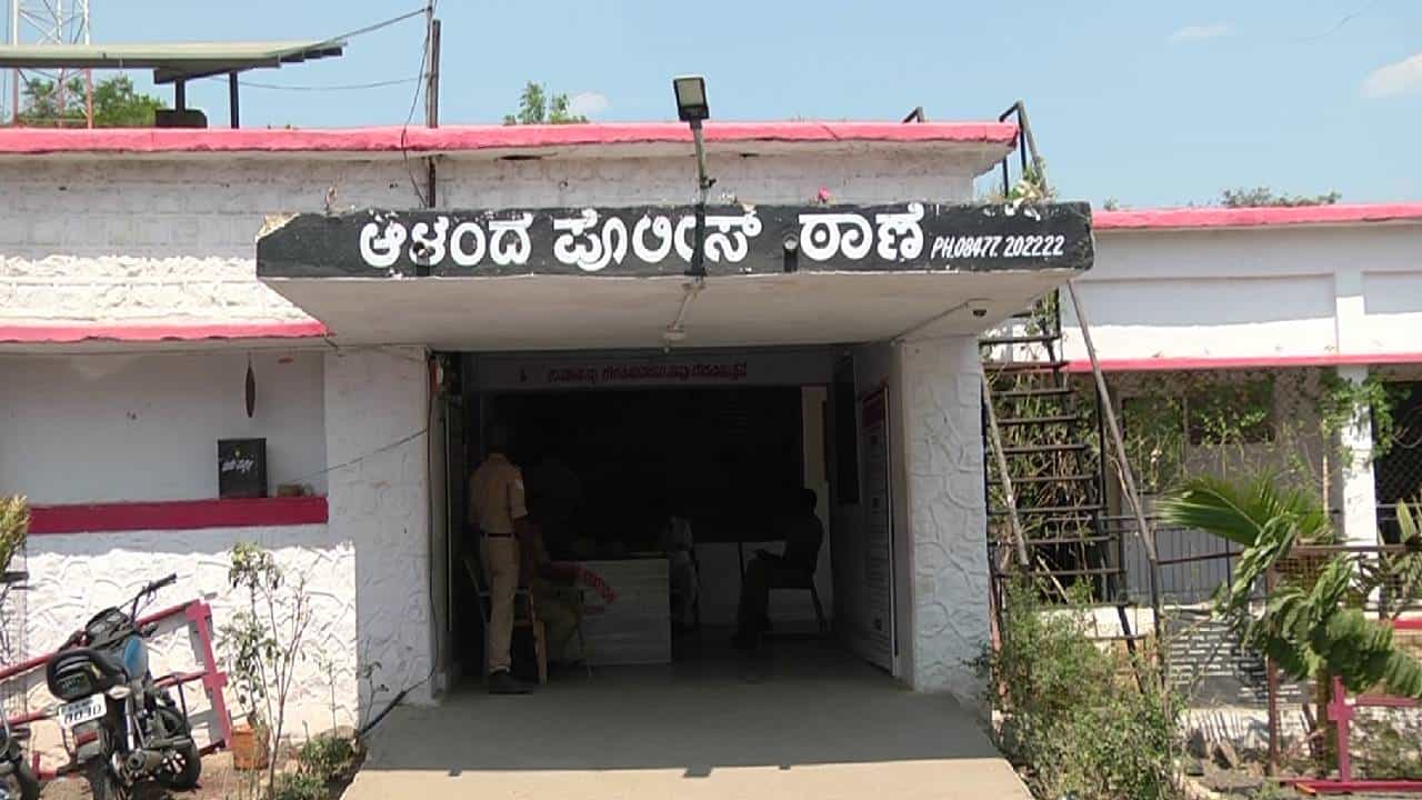 ಆಳಂದ: ಕಬ್ಬಿನ ಗದ್ದೆಯಲ್ಲಿ ಬಾಲಕಿ ಮೇಲೆ ಅತ್ಯಾಚಾರ, ಕೊಲೆ ಆಳಂದ: ಕಬ್ಬಿನ ಗದ್ದೆಯಲ್ಲಿ ಬಾಲಕಿ ಮೇಲೆ ಅತ್ಯಾಚಾರ, ಕೊಲೆ