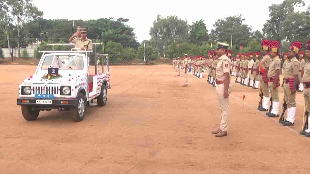 ಚಿತ್ರದುರ್ಗದಲ್ಲಿ ಅಲೋಕ್ ಕುಮಾರ್; ಉತ್ತಮ ಪೆರೇಡ್ ಮಾಡಿದ ಟೀಮ್​ಗೆ ತನ್ನ ಜೇಬಿನಿಂದ ಗೌರವ ಧನ, ಪೊಲೀಸರಿಗೆ ಫಿಟ್ನೆಸ್ ಪಾಠ