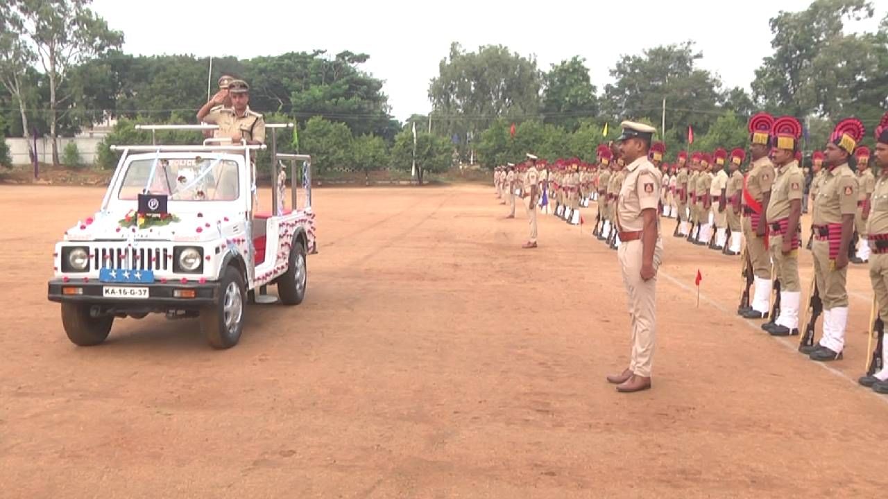ಚಿತ್ರದುರ್ಗದಲ್ಲಿ ಅಲೋಕ್ ಕುಮಾರ್; ಉತ್ತಮ ಪೆರೇಡ್ ಮಾಡಿದ ಟೀಮ್ಗೆ ತನ್ನ ಜೇಬಿನಿಂದ ಗೌರವ ಧನ, ಪೊಲೀಸರಿಗೆ ಫಿಟ್ನೆಸ್ ಪಾಠ ಚಿತ್ರದುರ್ಗದಲ್ಲಿ ಅಲೋಕ್ ಕುಮಾರ್; ಉತ್ತಮ ಪೆರೇಡ್ ಮಾಡಿದ ಟೀಮ್ಗೆ ತನ್ನ ಜೇಬಿನಿಂದ ಗೌರವ ಧನ, ಪೊಲೀಸರಿಗೆ ಫಿಟ್ನೆಸ್ ಪಾಠ