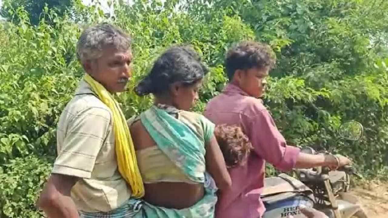 Shocking News: ಆ್ಯಂಬುಲೆನ್ಸ್ ಸಿಗದೆ 3 ವರ್ಷದ ಮಗಳ ಶವವನ್ನು ಬೈಕ್ನಲ್ಲೇ ಹೊತ್ತು ಸಾಗಿದ ತಂದೆ! Shocking News: ಆ್ಯಂಬುಲೆನ್ಸ್ ಸಿಗದೆ 3 ವರ್ಷದ ಮಗಳ ಶವವನ್ನು ಬೈಕ್ನಲ್ಲೇ ಹೊತ್ತು ಸಾಗಿದ ತಂದೆ!