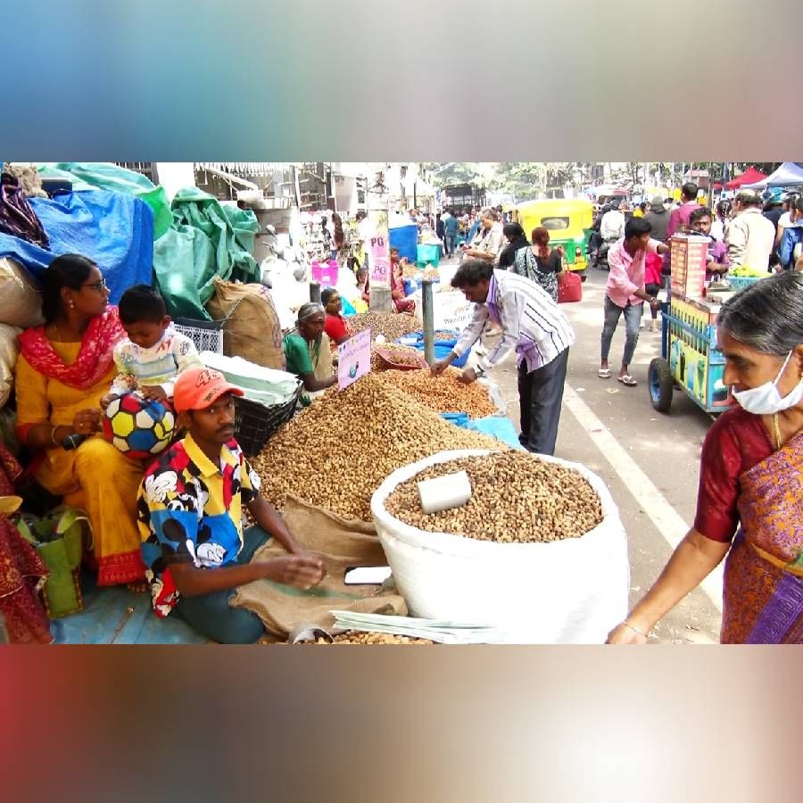 ಬೆಂಗಳೂರಿನ ಬಸವನಗುಡಿಯಲ್ಲಿ ಕಡಲೆಕಾಯಿಯದ್ದೇ ದರ್ಬಾರ್. ಬಸವನ ಪರಿಷೆಯಲ್ಲಿ ಬಡವರ ಬಾದಾಮಿಯದ್ದೇ ಘಮ. 