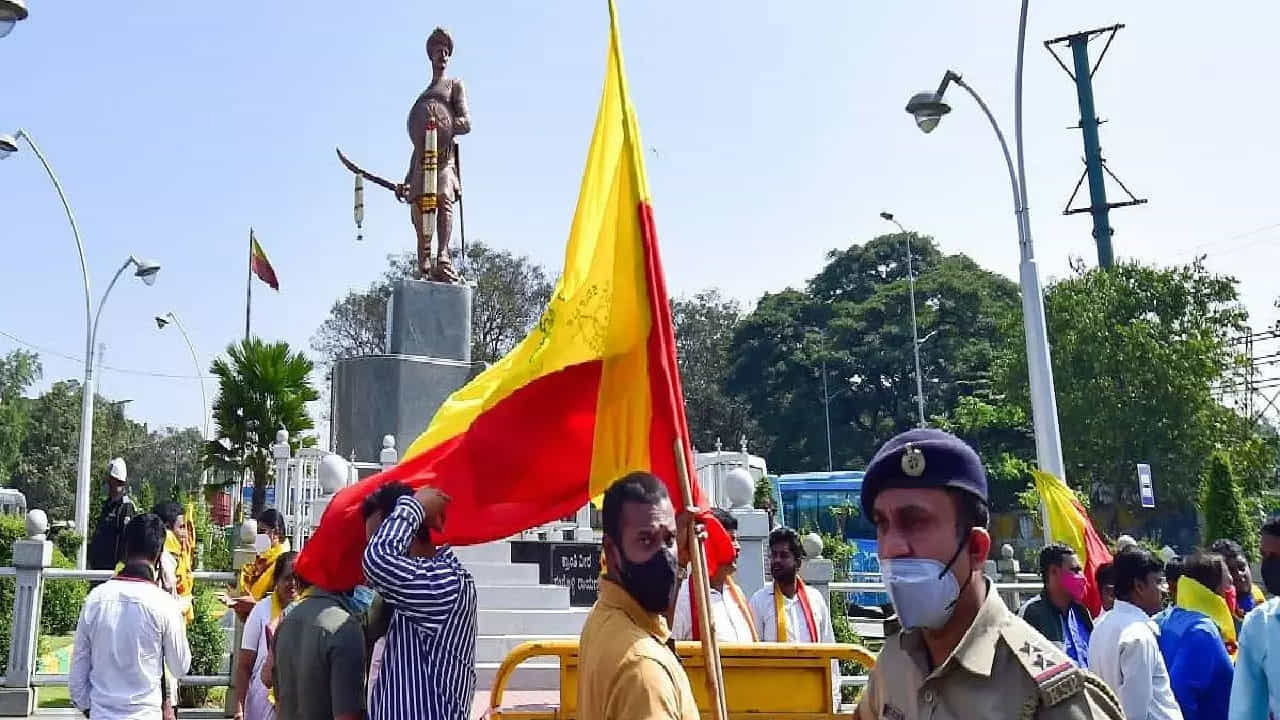 ಬೆಳಗಾವಿ ಗಡಿ ಸಮಸ್ಯೆಯ ಬಗ್ಗೆ ನಾಳೆ ಸುಪ್ರೀಂ ವಿಚಾರಣೆ ಸಾಧ್ಯತೆ; ಮಹಾರಾಷ್ಟ್ರ ಮತ್ತು ಕರ್ನಾಟಕ ನಡುವಿನ ಗಡಿ ವಿವಾದದ ಬಗ್ಗೆ ಇಲ್ಲಿದೆ ಮಾಹಿತಿ ಬೆಳಗಾವಿ ಗಡಿ ಸಮಸ್ಯೆಯ ಬಗ್ಗೆ ನಾಳೆ ಸುಪ್ರೀಂ ವಿಚಾರಣೆ ಸಾಧ್ಯತೆ; ಮಹಾರಾಷ್ಟ್ರ ಮತ್ತು ಕರ್ನಾಟಕ ನಡುವಿನ ಗಡಿ ವಿವಾದದ ಬಗ್ಗೆ ಇಲ್ಲಿದೆ ಮಾಹಿತಿ