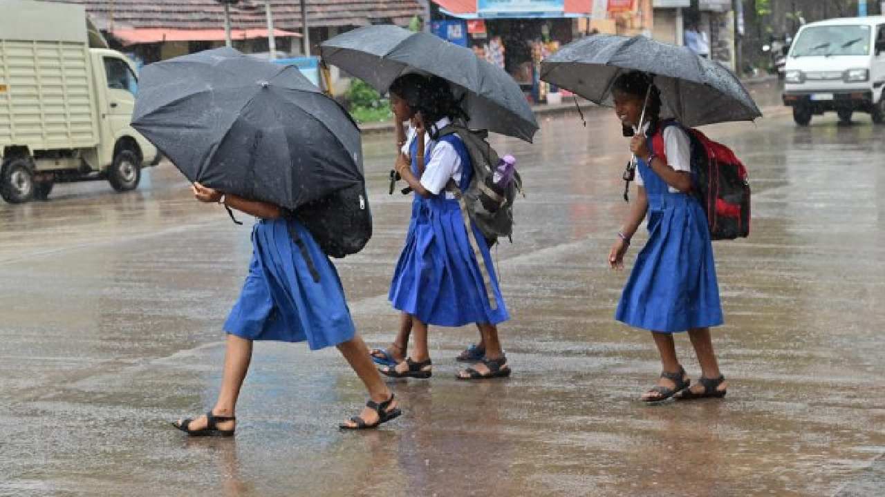 Karnataka Rain: ಬಂಗಾಳಕೊಲ್ಲಿಯಲ್ಲಿ ವಾಯುಭಾರ ಕುಸಿತ; ಬೆಂಗಳೂರು, ಕರಾವಳಿ ಸೇರಿ ಹಲವೆಡೆ ನಾಳೆಯಿಂದ ಭಾರೀ ಮಳೆ Karnataka Rain: ಬಂಗಾಳಕೊಲ್ಲಿಯಲ್ಲಿ ವಾಯುಭಾರ ಕುಸಿತ; ಬೆಂಗಳೂರು, ಕರಾವಳಿ ಸೇರಿ ಹಲವೆಡೆ ನಾಳೆಯಿಂದ ಭಾರೀ ಮಳೆ