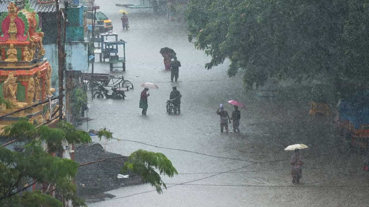Bengaluru Rain: ಬೆಂಗಳೂರು, ಮಲೆನಾಡು ಸೇರಿ ರಾಜ್ಯಾದ್ಯಂತ ಇನ್ನು 5 ದಿನ ಭಾರೀ ಮಳೆ; ತಗ್ಗು ಪ್ರದೇಶಗಳಲ್ಲಿ ಹೈ ಅಲರ್ಟ್ Bengaluru Rain: ಬೆಂಗಳೂರು, ಮಲೆನಾಡು ಸೇರಿ ರಾಜ್ಯಾದ್ಯಂತ ಇನ್ನು 5 ದಿನ ಭಾರೀ ಮಳೆ; ತಗ್ಗು ಪ್ರದೇಶಗಳಲ್ಲಿ ಹೈ ಅಲರ್ಟ್