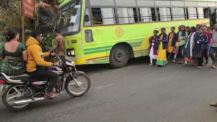 ಶಾಲಾ ಪ್ರವಾಸಕ್ಕೆ ತೆರಳಿದ್ದ ಕೆಎಸ್ಆರ್ಟಿಸಿ ಬಸ್ ಬ್ರೇಕ್ ಫೇಲ್, ಚಾಲಕನ ಚಾಣಕ್ಷತನದಿಂದ ತಪ್ಪಿದ ಭಾರಿ ಅನಾಹುತ ಶಾಲಾ ಪ್ರವಾಸಕ್ಕೆ ತೆರಳಿದ್ದ ಕೆಎಸ್ಆರ್ಟಿಸಿ ಬಸ್ ಬ್ರೇಕ್ ಫೇಲ್, ಚಾಲಕನ ಚಾಣಕ್ಷತನದಿಂದ ತಪ್ಪಿದ ಭಾರಿ ಅನಾಹುತ