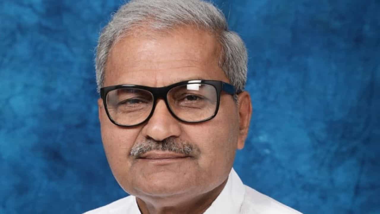 ಗುಟ್ಕಾ ತಿನ್ನಿ, ಮದ್ಯ ಸೇವಿಸಿ; ಬರಿಗೈಯಲ್ಲಿ ಟಾಯ್ಲೆಟ್ ಕ್ಲೀನ್ ಮಾಡಿದ್ದ ಬಿಜೆಪಿ ಸಂಸದನ ವಿವಾದಾತ್ಮಕ ಹೇಳಿಕೆ ಗುಟ್ಕಾ ತಿನ್ನಿ, ಮದ್ಯ ಸೇವಿಸಿ; ಬರಿಗೈಯಲ್ಲಿ ಟಾಯ್ಲೆಟ್ ಕ್ಲೀನ್ ಮಾಡಿದ್ದ ಬಿಜೆಪಿ ಸಂಸದನ ವಿವಾದಾತ್ಮಕ ಹೇಳಿಕೆ