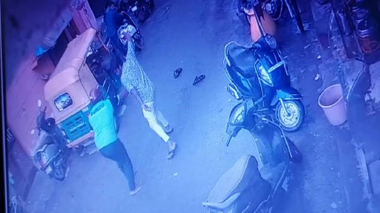 ಮೊಬೈಲ್ ಕಸಿದು ಪರಾರಿಯಾದ ಕಳ್ಳನೊಂದಿಗೆ ಸಿನಿಮೀಯ ರೀತಿಯಲ್ಲಿ ಸಂಘರ್ಷಕ್ಕೆ ಇಳಿದ ಡೆಲಿವರಿ ಬಾಯ್: ಚಾಕು ಇರಿತ, ಆರೋಪಿ ಅರೆಸ್ಟ್ ಮೊಬೈಲ್ ಕಸಿದು ಪರಾರಿಯಾದ ಕಳ್ಳನೊಂದಿಗೆ ಸಿನಿಮೀಯ ರೀತಿಯಲ್ಲಿ ಸಂಘರ್ಷಕ್ಕೆ ಇಳಿದ ಡೆಲಿವರಿ ಬಾಯ್: ಚಾಕು ಇರಿತ, ಆರೋಪಿ ಅರೆಸ್ಟ್