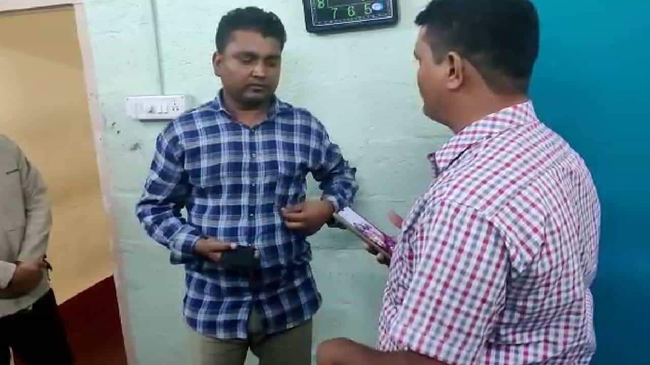 ಬೆಂಗಳೂರಿನಲ್ಲಿ ಮೊಬೈಲ್ ಎಂದು ಗ್ಲಾಸ್ ಪೀಸ್ ಮಾರಾಟ ಮಾಡಿ ಎಸ್ಕೇಪ್ ಆಗುತ್ತಿದ್ದ ಖತರ್ನಾಕ್ ಕಿಲಾಡಿಗಳು ಅರೆಸ್ಟ್ ಬೆಂಗಳೂರಿನಲ್ಲಿ ಮೊಬೈಲ್ ಎಂದು ಗ್ಲಾಸ್ ಪೀಸ್ ಮಾರಾಟ ಮಾಡಿ ಎಸ್ಕೇಪ್ ಆಗುತ್ತಿದ್ದ ಖತರ್ನಾಕ್ ಕಿಲಾಡಿಗಳು ಅರೆಸ್ಟ್
