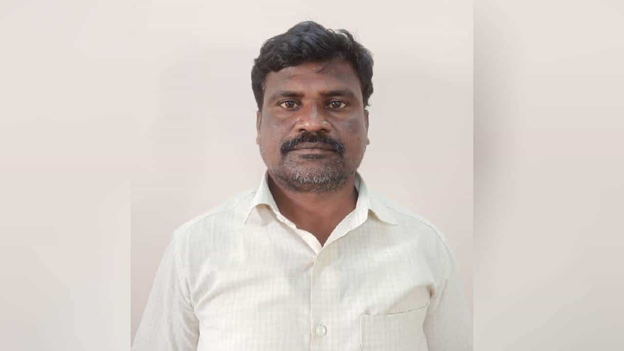 ಬೆಂಗಳೂರು: ಪಾಠದ ನೆಪದಲ್ಲಿ 13 ಹೆಣ್ಣು ಮಕ್ಕಳಿಗೆ ಮುಟ್ಟಬಾರದ ಜಾಗದಲ್ಲಿ ಮುಟ್ಟಿ ಲೈಂಗಿಕ ದೌರ್ಜನ್ಯ ಎಸಗಿದ್ದ ದೈಹಿಕ ಶಿಕ್ಷಕ ಅರೆಸ್ಟ್