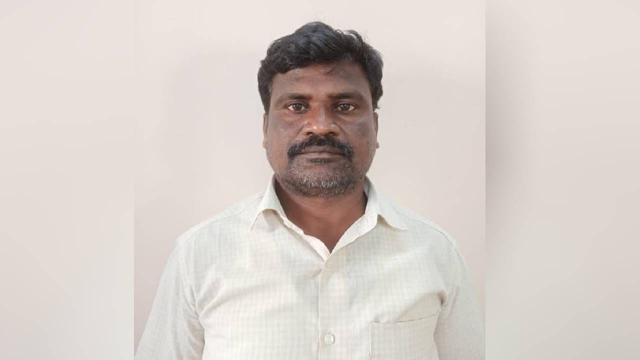 ಬೆಂಗಳೂರು: ಪಾಠದ ನೆಪದಲ್ಲಿ 13 ಹೆಣ್ಣು ಮಕ್ಕಳಿಗೆ ಮುಟ್ಟಬಾರದ ಜಾಗದಲ್ಲಿ ಮುಟ್ಟಿ ಲೈಂಗಿಕ ದೌರ್ಜನ್ಯ ಎಸಗಿದ್ದ ದೈಹಿಕ ಶಿಕ್ಷಕ ಅರೆಸ್ಟ್