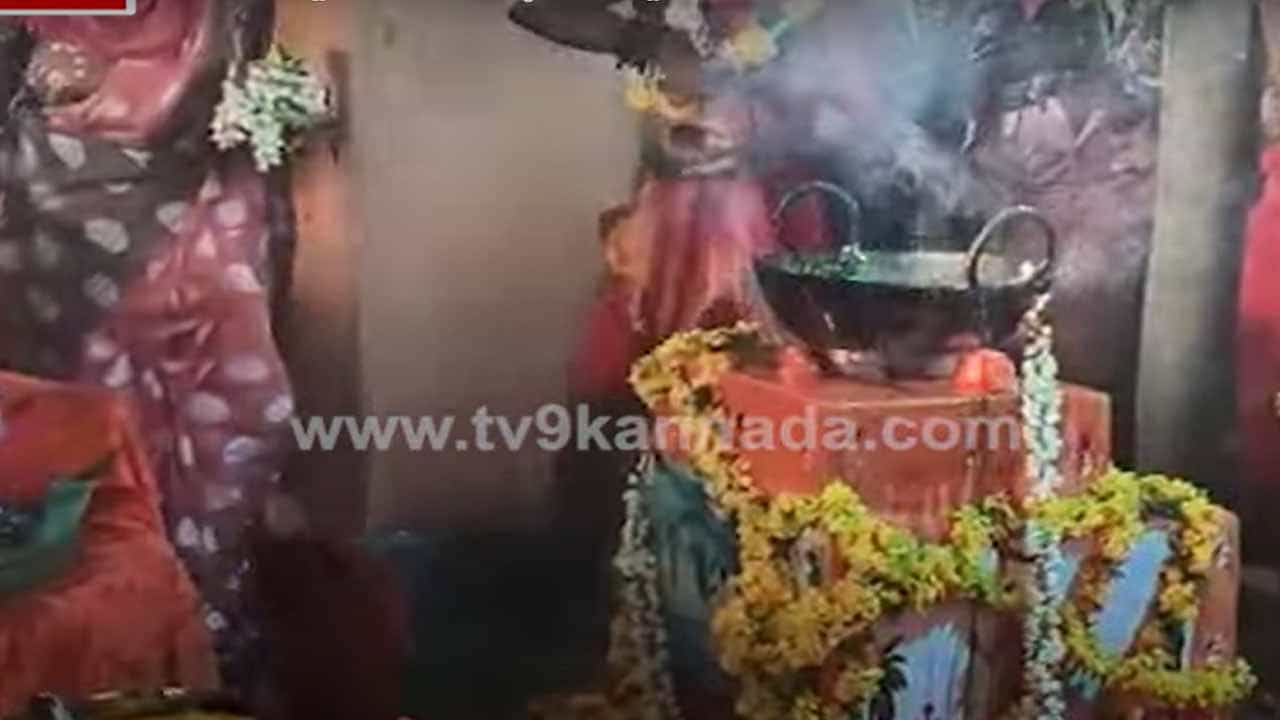 ಚಾಮರಾಜನಗರ: ಹನೂರಿನ ಸಿದ್ದಪ್ಪಾಜಿ ಜಾತ್ರೆಯಲ್ಲಿ ಕೊತಕೊತ ಕುದಿಯುತ್ತಿದ್ದ ಎಣ್ಣೆ ಬಾಂಡಲಿಯಲ್ಲಿ ಬರಿಗೈ ಅದ್ದಿದ ಅರ್ಚಕ ಚಾಮರಾಜನಗರ: ಹನೂರಿನ ಸಿದ್ದಪ್ಪಾಜಿ ಜಾತ್ರೆಯಲ್ಲಿ ಕೊತಕೊತ ಕುದಿಯುತ್ತಿದ್ದ ಎಣ್ಣೆ ಬಾಂಡಲಿಯಲ್ಲಿ ಬರಿಗೈ ಅದ್ದಿದ ಅರ್ಚಕ