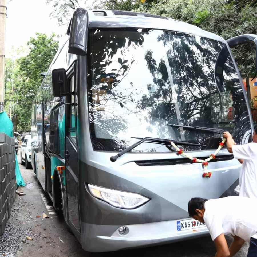 2023ರ ವಿಧಾನಸಭೆ ಚುನಾವಣೆಗೆ ರಾಜ್ಯ ಪ್ರವಾಸಕ್ಕೆ ವಿಪಕ್ಷ ನಾಯಕ ಸಿದ್ಧರಾಮಯ್ಯ
ತಯಾರಾಗಿದ್ದು, ಅವರಿಗಾಗಿ ವಿಶೇಷ ಹೈಟೆಕ್ ಬಸ್ (ಕ್ಯಾರಾವನ್)
ಒಂದನ್ನು ಸಿದ್ಧಗೊಳಿಸಲಾಗಿದೆ.