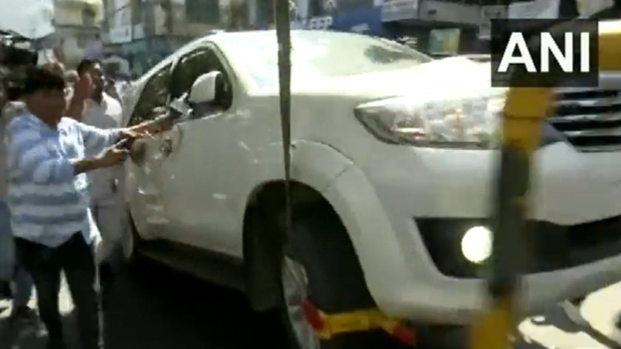 ವೈಎಸ್ ಶರ್ಮಿಳಾ ಇದ್ದ ಕಾರನ್ನು ಎಳೆದೊಯ್ದ ಪೊಲೀಸರು: ಹೈದರಾಬಾದ್ನಲ್ಲಿ ಕೆಸಿಆರ್ ನಿವಾಸದ ಬಳಿ ಹೈಡ್ರಾಮಾ ವೈಎಸ್ ಶರ್ಮಿಳಾ ಇದ್ದ ಕಾರನ್ನು ಎಳೆದೊಯ್ದ ಪೊಲೀಸರು: ಹೈದರಾಬಾದ್ನಲ್ಲಿ ಕೆಸಿಆರ್ ನಿವಾಸದ ಬಳಿ ಹೈಡ್ರಾಮಾ