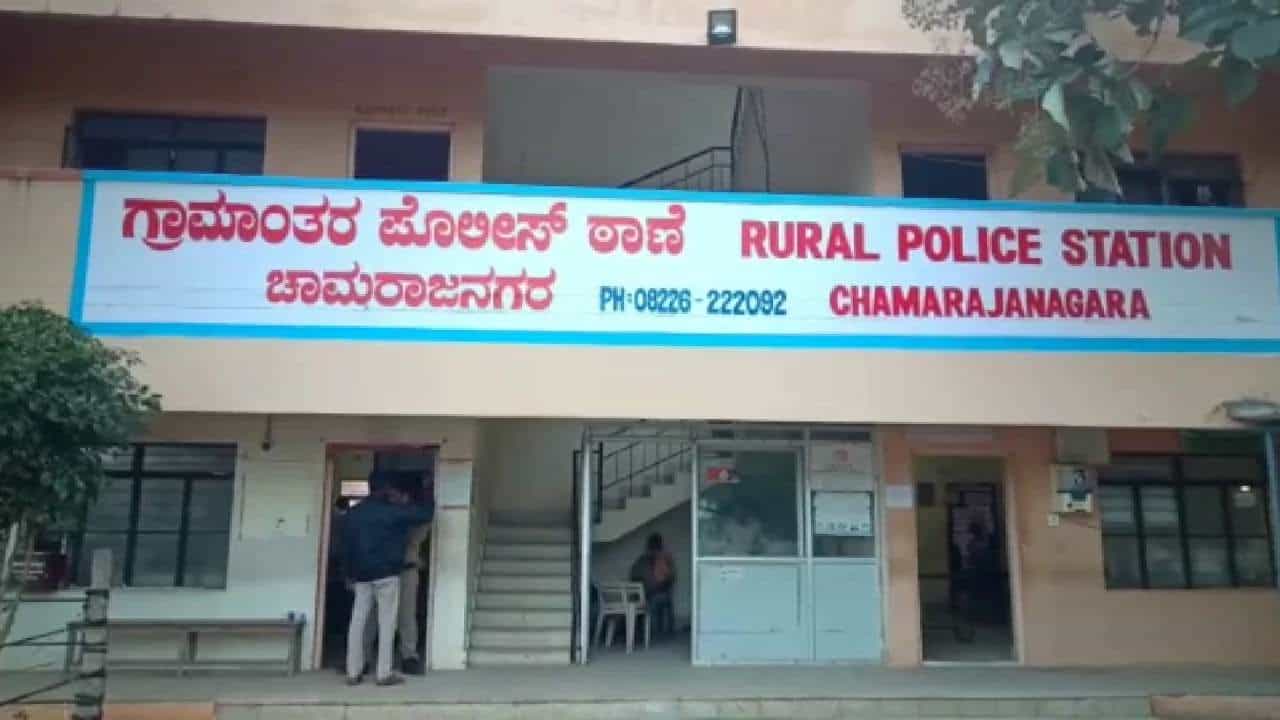 ದಲಿತ ಮಹಿಳೆ ನೀರು ಕುಡಿದಿದ್ದಕ್ಕೆ ಟ್ಯಾಂಕ್ ಸ್ವಚ್ಚ : ಚಾಮರಾಜನಗರ ಗ್ರಾಮಾಂತರ ಠಾಣೆಯಲ್ಲಿ ಅಟ್ರಾಸಿಟಿ ಪ್ರಕರಣ ದಾಖಲು ದಲಿತ ಮಹಿಳೆ ನೀರು ಕುಡಿದಿದ್ದಕ್ಕೆ ಟ್ಯಾಂಕ್ ಸ್ವಚ್ಚ : ಚಾಮರಾಜನಗರ ಗ್ರಾಮಾಂತರ ಠಾಣೆಯಲ್ಲಿ ಅಟ್ರಾಸಿಟಿ ಪ್ರಕರಣ ದಾಖಲು