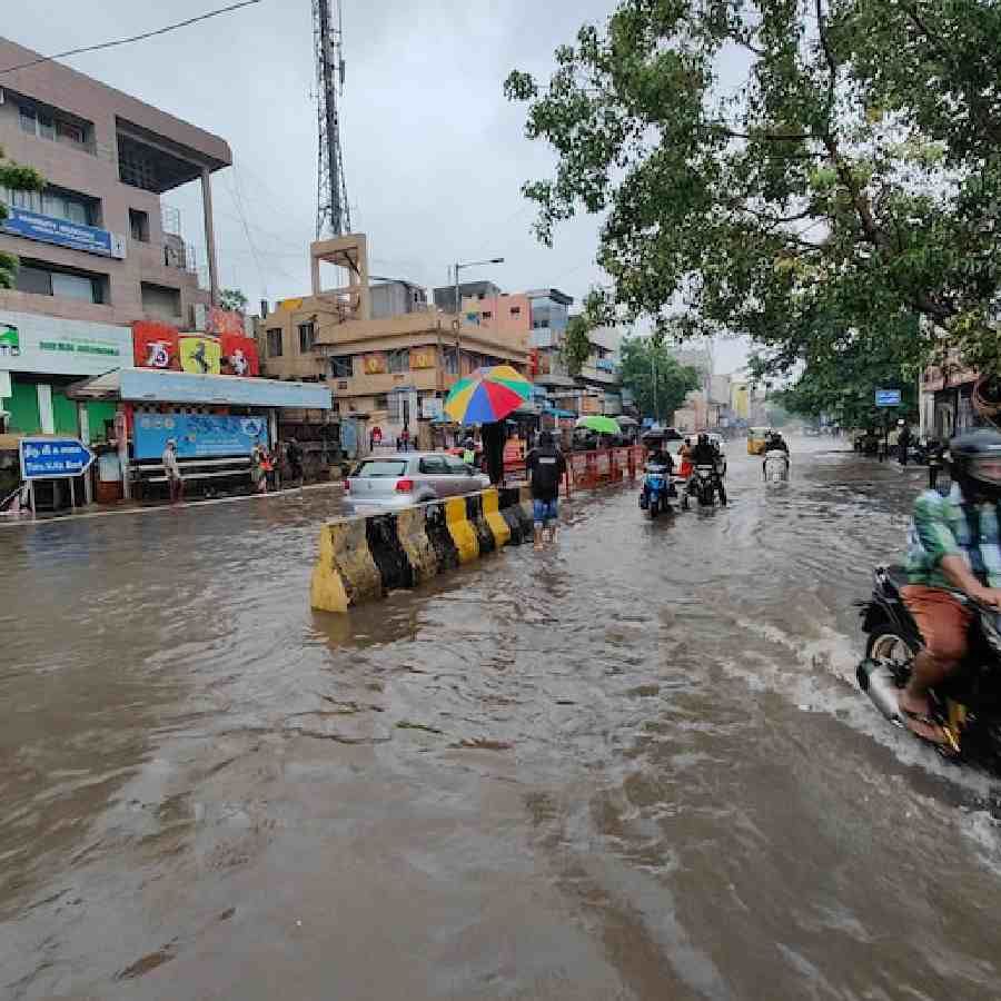 ಚೆನ್ನೈನಲ್ಲಿ ಮಳೆಯ ಅಬ್ಬರ ಜೋರಾಗಿದ್ದು, ಕಳೆದ 30 ವರ್ಷಗಳಲ್ಲೇ ದಾಖಲೆಯ ಮಳೆಯಾಗಿದೆ. ಚೆನ್ನೈನಲ್ಲಿ ಮಂಗಳವಾರ 8.4 ಸೆಂ.ಮೀ ಮಳೆ ದಾಖಲಾಗಿದೆ.