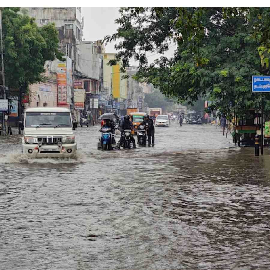 47 ವರ್ಷದ ಮಹಿಳೆ ಶಾಂತಿ ತನ್ನ ಮನೆಯ ಬಾಲ್ಕನಿ ಮೇಲೆ ಬಿದ್ದಿದ್ದರಿಂದ ಸಾವನ್ನಪ್ಪಿದ್ದಾರೆ. 52 ವರ್ಷದ ಆಟೋರಿಕ್ಷಾ ಚಾಲಕ ದೇವೇಂದ್ರನ್ ವಿದ್ಯುತ್ ತಂತಿ ತಗುಲಿ ಸಾವನ್ನಪ್ಪಿದ್ದಾರೆ. 
