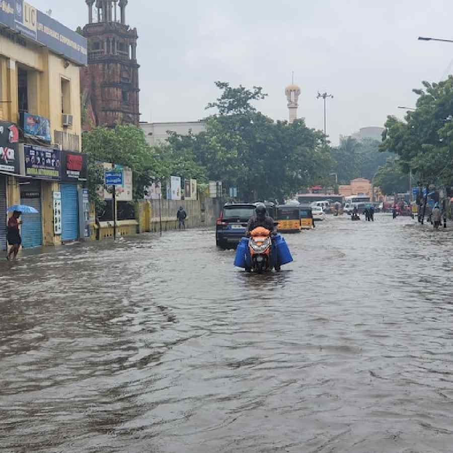 ಚೆನ್ನೈನ ಹಲವೆಡೆ ಚಂಡಮಾರುತ ಚರಂಡಿ ಕಾಮಗಾರಿ ಇನ್ನೂ ಪೂರ್ಣಗೊಳ್ಳದ ಹಿನ್ನೆಲೆಯಲ್ಲಿ ನಗರದ ಬಹುತೇಕ ಪ್ರದೇಶಗಳಲ್ಲಿ ಮುಳುಗಡೆಯಾಗಿದೆ. 