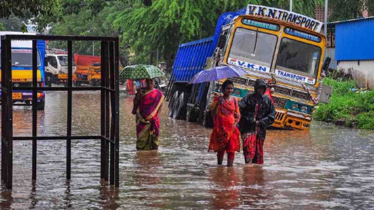 Tamil Nadu Rain: ಮಳೆಯಿಂದ ಚೆನ್ನೈ ಸೇರಿದಂತೆ 6 ಜಿಲ್ಲೆಗಳಲ್ಲಿ ರೆಡ್ ಅಲರ್ಟ್​; ತಮಿಳುನಾಡಿನ ತಿರುವಳ್ಳೂರು, ಕಾಂಚೀಪುರಂನಲ್ಲಿ ಶಾಲೆಗಳಿಗೆ ರಜೆ ಘೋಷಣೆ