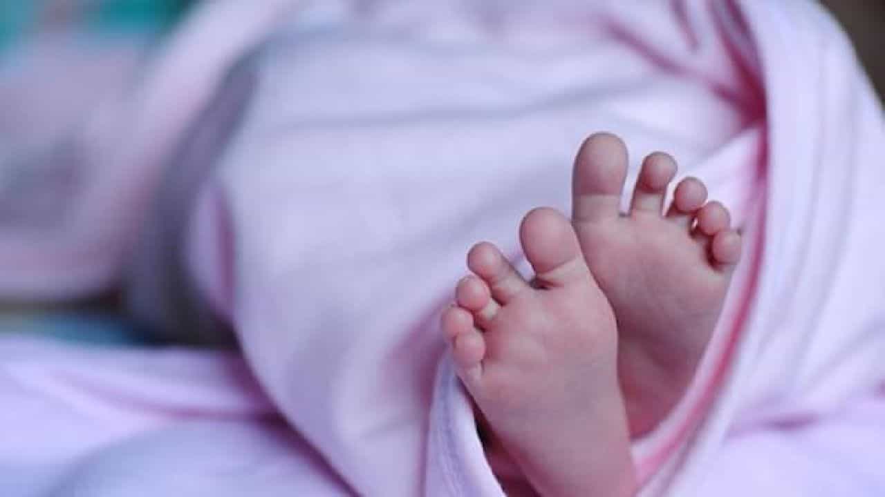 ಆಸ್ಪತ್ರೆಗೆ ದಾಖಲಿಸಿಕೊಳ್ಳಲು ಒಪ್ಪದ ಸಿಬ್ಬಂದಿ; ಹತ್ರಾಸ್ನ ಬೀದಿಯಲ್ಲೇ ಮಗುವಿಗೆ ಜನ್ಮ ನೀಡಿದ ಮಹಿಳೆ ಆಸ್ಪತ್ರೆಗೆ ದಾಖಲಿಸಿಕೊಳ್ಳಲು ಒಪ್ಪದ ಸಿಬ್ಬಂದಿ; ಹತ್ರಾಸ್ನ ಬೀದಿಯಲ್ಲೇ ಮಗುವಿಗೆ ಜನ್ಮ ನೀಡಿದ ಮಹಿಳೆ