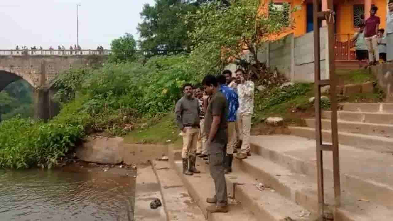 ದಾಂಡೇಲಿಯ ಕಾಳಿ ನದಿಯಲ್ಲಿ ಈಜಲು ಹೋಗಿದವನನ್ನು ಎಳೆದೊಯ್ದ ಮೊಸಳೆ, ಭಯ ಭೀತರಾದ ಜನ