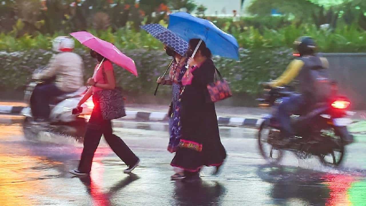 Bengaluru Weather: ಕರ್ನಾಟಕದಲ್ಲಿ ತಗ್ಗಿದ ಮಳೆಯ ಅಬ್ಬರ; ಬೆಂಗಳೂರಿನಲ್ಲಿ ಇಂದು ವಿಪರೀತ ಚಳಿ ಸಾಧ್ಯತೆ Bengaluru Weather: ಕರ್ನಾಟಕದಲ್ಲಿ ತಗ್ಗಿದ ಮಳೆಯ ಅಬ್ಬರ; ಬೆಂಗಳೂರಿನಲ್ಲಿ ಇಂದು ವಿಪರೀತ ಚಳಿ ಸಾಧ್ಯತೆ