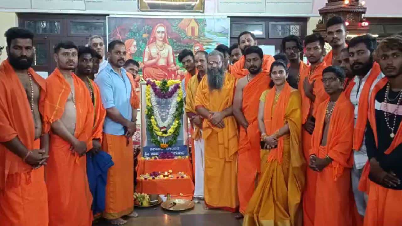 ದತ್ತಮಾಲಾ ಅಭಿಯಾನಕ್ಕೆ ಚಾಲನೆ: ತಕ್ಷಣ ದತ್ತಪೀಠವನ್ನ ಹಿಂದೂಗಳಿಗೆ ಒಪ್ಪಿಸಿ, ಇಲ್ಲದಿದ್ದರೆ ಸಿಎಂ ಬೊಮ್ಮಾಯಿ ಪೀಠ ಕಳೆದುಕೊಳ್ಳುತ್ತಾರೆ -ಗಂಗಾಧರ ಕುಲಕರ್ಣಿ ದತ್ತಮಾಲಾ ಅಭಿಯಾನಕ್ಕೆ ಚಾಲನೆ: ತಕ್ಷಣ ದತ್ತಪೀಠವನ್ನ ಹಿಂದೂಗಳಿಗೆ ಒಪ್ಪಿಸಿ, ಇಲ್ಲದಿದ್ದರೆ ಸಿಎಂ ಬೊಮ್ಮಾಯಿ ಪೀಠ ಕಳೆದುಕೊಳ್ಳುತ್ತಾರೆ -ಗಂಗಾಧರ ಕುಲಕರ್ಣಿ