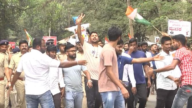 ಧಾರವಾಡದಲ್ಲಿ ಪಿಎಸ್ಐ ಆಕಾಂಕ್ಷಿಗಳ ಪ್ರತಿಭಟನೆ; 545, 402 ಪಿಎಸ್ಐ ನೇಮಕಾತಿ ಪರೀಕ್ಷೆ ಏಕಕಾಲಕ್ಕೆ ನಡೆಸುವಂತೆ ಆಗ್ರಹ ಧಾರವಾಡದಲ್ಲಿ ಪಿಎಸ್ಐ ಆಕಾಂಕ್ಷಿಗಳ ಪ್ರತಿಭಟನೆ; 545, 402 ಪಿಎಸ್ಐ ನೇಮಕಾತಿ ಪರೀಕ್ಷೆ ಏಕಕಾಲಕ್ಕೆ ನಡೆಸುವಂತೆ ಆಗ್ರಹ