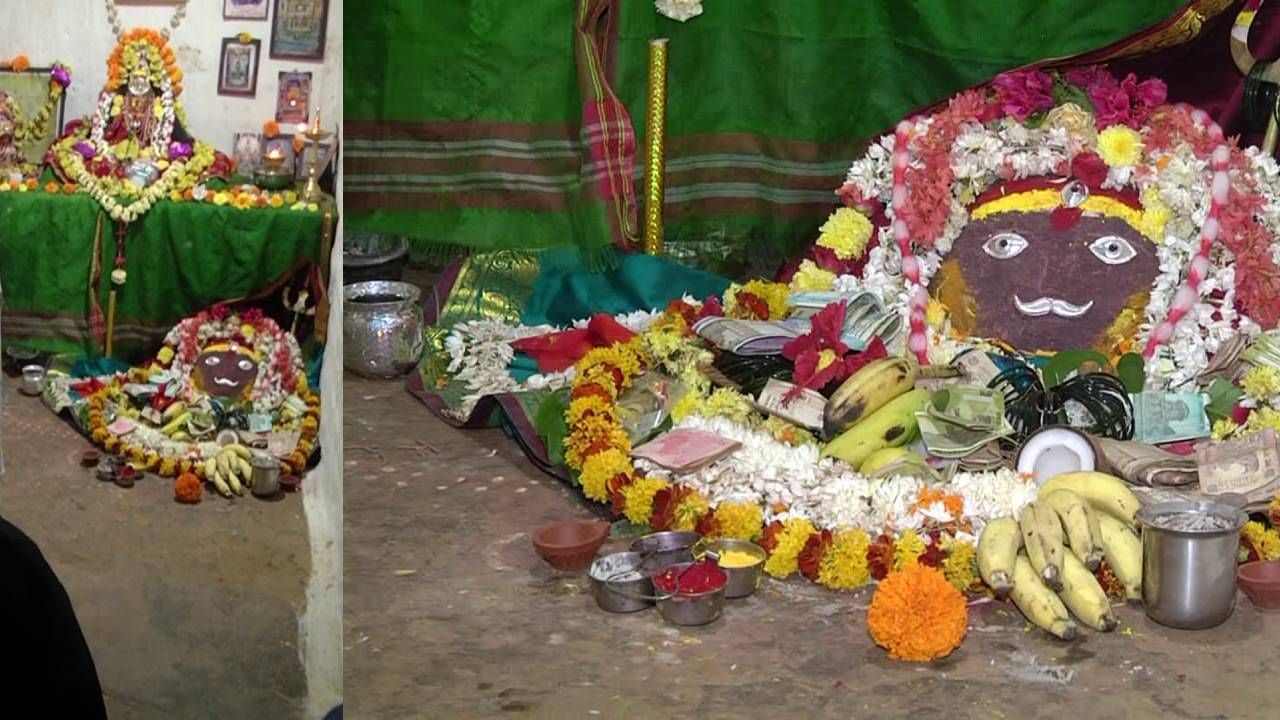 ಹುಬ್ಬಳ್ಳಿಯ ಮನೆಯೊಂದರಲ್ಲಿ ಏಕಾಏಕಿ ಉದ್ಭವಿಸಿದ ದ್ಯಾಮಮ್ಮ: ದರ್ಶನಕ್ಕೆ ಮುಗಿಬಿದ್ದ ಮಂದಿ ಹುಬ್ಬಳ್ಳಿಯ ಮನೆಯೊಂದರಲ್ಲಿ ಏಕಾಏಕಿ ಉದ್ಭವಿಸಿದ ದ್ಯಾಮಮ್ಮ: ದರ್ಶನಕ್ಕೆ ಮುಗಿಬಿದ್ದ ಮಂದಿ
