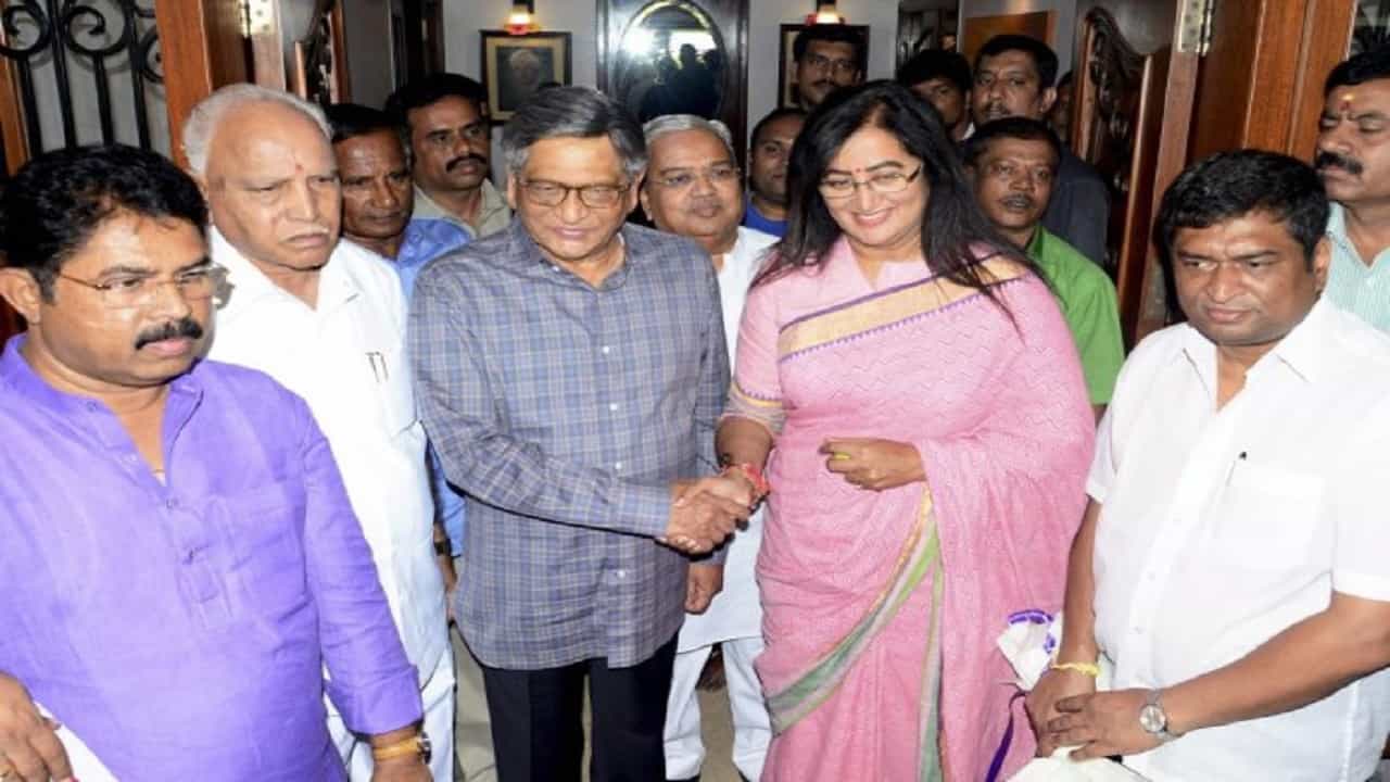ಮಂಡ್ಯದಲ್ಲಿ ಬಿಗ್ ಆಪರೇಷನ್: ಕೊನೆಗೂ ಸಂಸದೆ ಸುಮಲತಾ ಅಂಬರೀಷ್ ಆಪ್ತನಿಗೆ ಗಾಳ ಹಾಕುವಲ್ಲಿ ಬಿಜೆಪಿ ಯಶಸ್ವಿ! ಮಂಡ್ಯದಲ್ಲಿ ಬಿಗ್ ಆಪರೇಷನ್: ಕೊನೆಗೂ ಸಂಸದೆ ಸುಮಲತಾ ಅಂಬರೀಷ್ ಆಪ್ತನಿಗೆ ಗಾಳ ಹಾಕುವಲ್ಲಿ ಬಿಜೆಪಿ ಯಶಸ್ವಿ!
