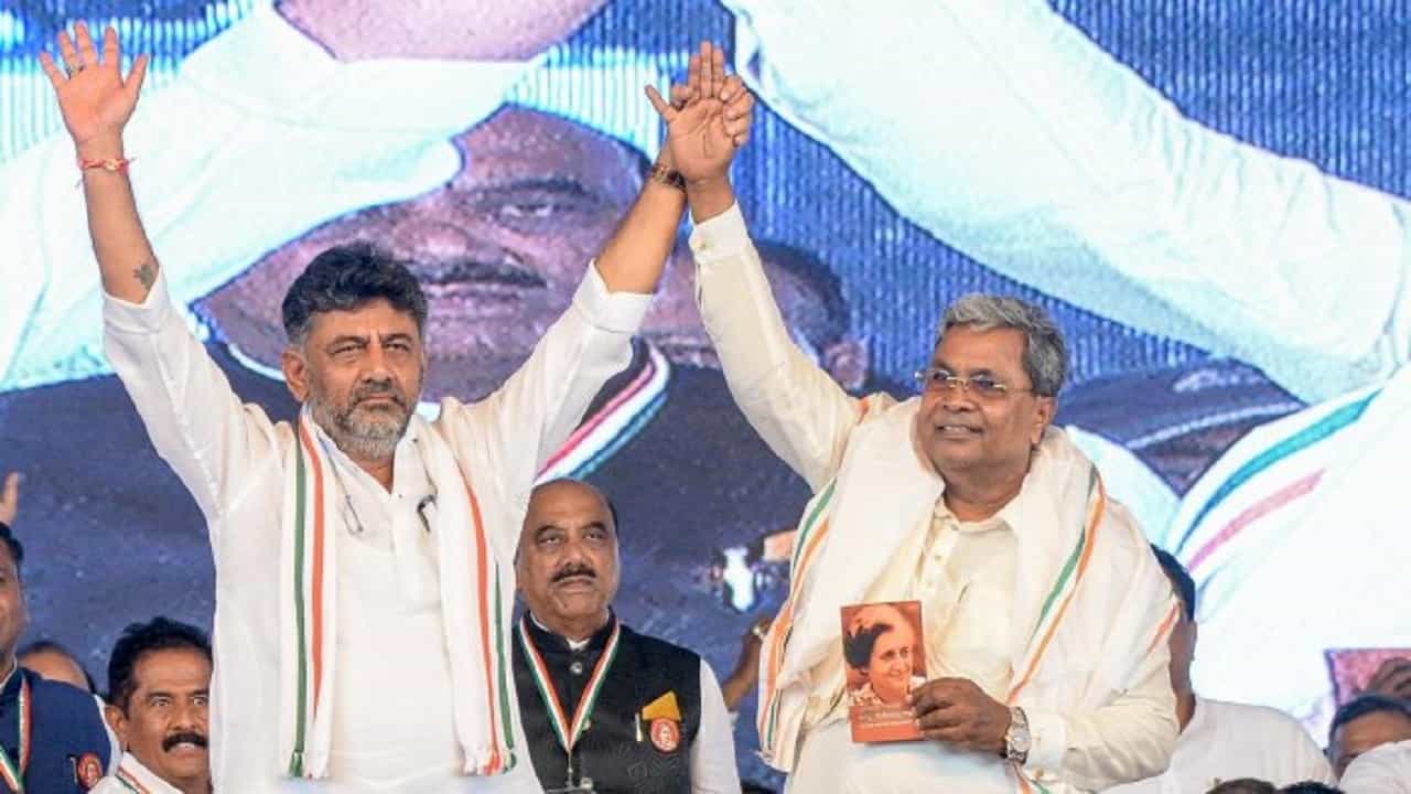 ಕಾಂಗ್ರೆಸ್ನಲ್ಲಿ ಮತ್ತೆ ಮುಂದಿನ ಸಿಎಂ ಜಟಾಪಟಿ: ಇತ್ತ CM ಮನದಾಸೆ ಬಿಚ್ಚಿಟ್ಟ ಡಿಕೆಶಿ, ಅತ್ತ ಸಿದ್ದು ಮುಂದಿನ ಸಿಎಂ ಘೋಷಣೆ ಕಾಂಗ್ರೆಸ್ನಲ್ಲಿ ಮತ್ತೆ ಮುಂದಿನ ಸಿಎಂ ಜಟಾಪಟಿ: ಇತ್ತ CM ಮನದಾಸೆ ಬಿಚ್ಚಿಟ್ಟ ಡಿಕೆಶಿ, ಅತ್ತ ಸಿದ್ದು ಮುಂದಿನ ಸಿಎಂ ಘೋಷಣೆ
