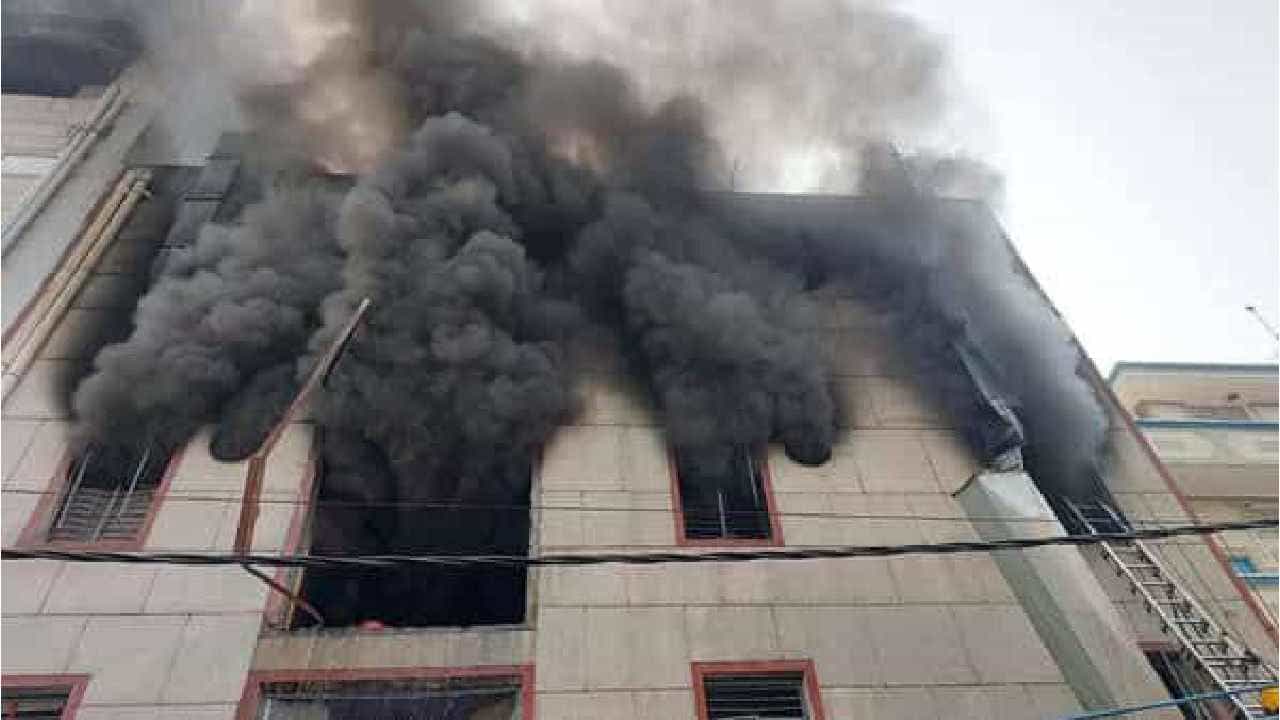 Fire Accident: ದೆಹಲಿಯ ಚಪ್ಪಲಿ ಫ್ಯಾಕ್ಟರಿಯಲ್ಲಿ ಬೆಂಕಿ ದುರಂತ; ಇಬ್ಬರು ಸಾವು, ಹಲವರಿಗೆ ಗಾಯ Fire Accident: ದೆಹಲಿಯ ಚಪ್ಪಲಿ ಫ್ಯಾಕ್ಟರಿಯಲ್ಲಿ ಬೆಂಕಿ ದುರಂತ; ಇಬ್ಬರು ಸಾವು, ಹಲವರಿಗೆ ಗಾಯ