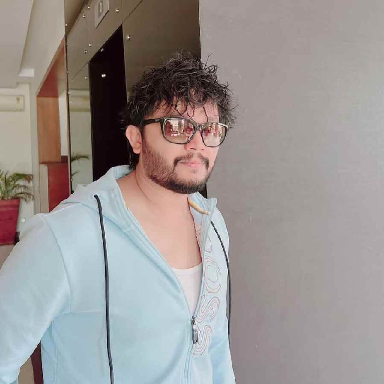 ನಟ ಗೋಲ್ಡನ್​ ಸ್ಟಾರ್​ ಗಣೇಶ್​ ಸದ್ಯ 'ತ್ರಿಬಲ್​ ರೈಡಿಂಗ್​'​ ಚಿತ್ರದ ಪ್ರಮೋಷನ್​ನಲ್ಲಿ ಬ್ಯುಸಿ ಆಗಿದ್ದಾರೆ. ಈ ನಡುವೆ ತಮ್ಮ ಫೋಟೋಗಳನ್ನು ಸಾಮಾಜಿಕ ಜಾಲತಾಣದಲ್ಲಿ ಹಂಚಿಕೊಂಡಿದ್ದಾರೆ.
