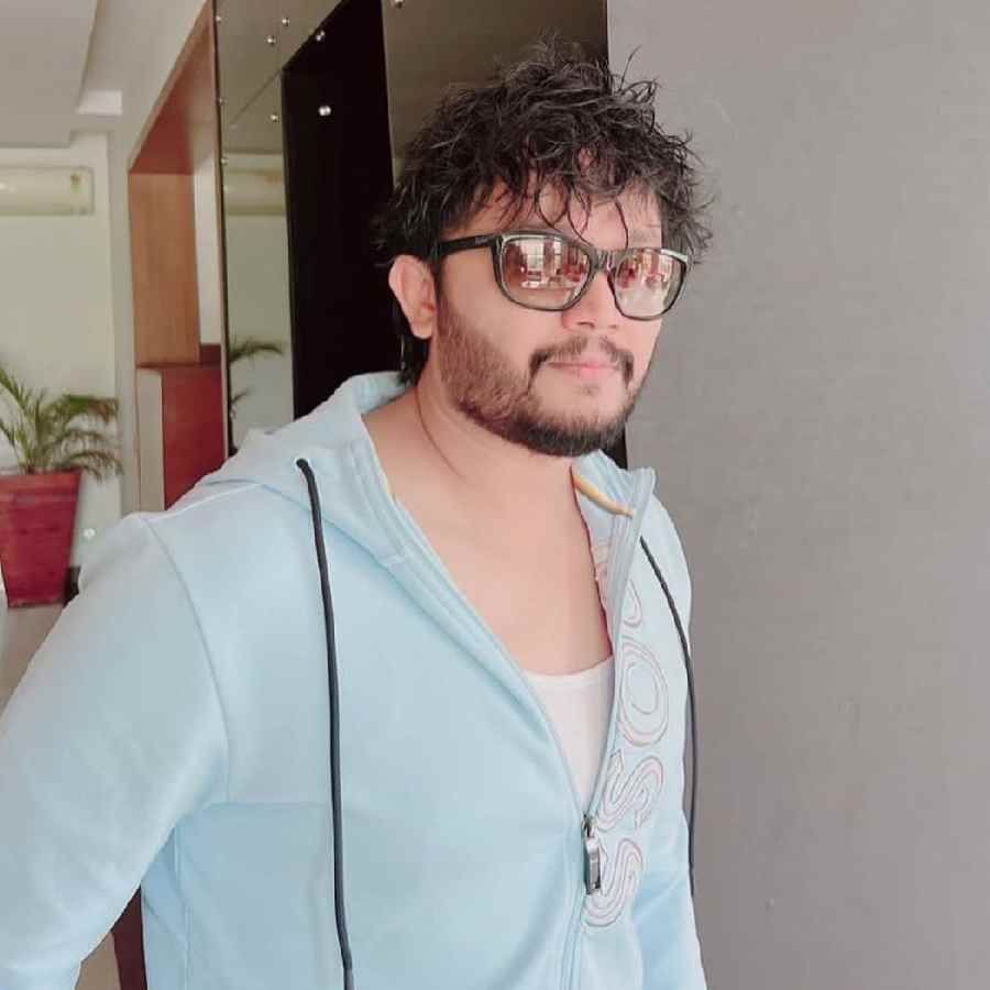 ನಟ ಗಣೇಶ್ ವೈಟ್​ ಟೀ ಶರ್ಟ್ ಧರಿಸಿದ್ದಾರೆ. ಕೂದಲು ಸ್ವಲ್ಪ ಕೆದರಿವೆ. ಜೊತೆಗೆ ಕಣ್ಣಿಗೊಂದು ಕೂಲಿಂಗ್​ ಗ್ಲಾಸ್ ಹಾಕಿ ಪೋಸ್​ ನೀಡಿದ್ದಾರೆ.
