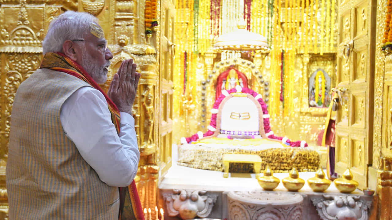 ಗುಜರಾತ್ ಚುನಾವಣಾ ರ್ಯಾಲಿಗಳಿಗೆ ಮುಂಚಿತವಾಗಿ ಸೋಮನಾಥ ದೇವಾಲಯಕ್ಕೆ ಭೇಟಿ ನೀಡಿ ಪೂಜೆ ಸಲ್ಲಿಸಿದ ಮೋದಿ ಗುಜರಾತ್ ಚುನಾವಣಾ ರ್ಯಾಲಿಗಳಿಗೆ ಮುಂಚಿತವಾಗಿ ಸೋಮನಾಥ ದೇವಾಲಯಕ್ಕೆ ಭೇಟಿ ನೀಡಿ ಪೂಜೆ ಸಲ್ಲಿಸಿದ ಮೋದಿ