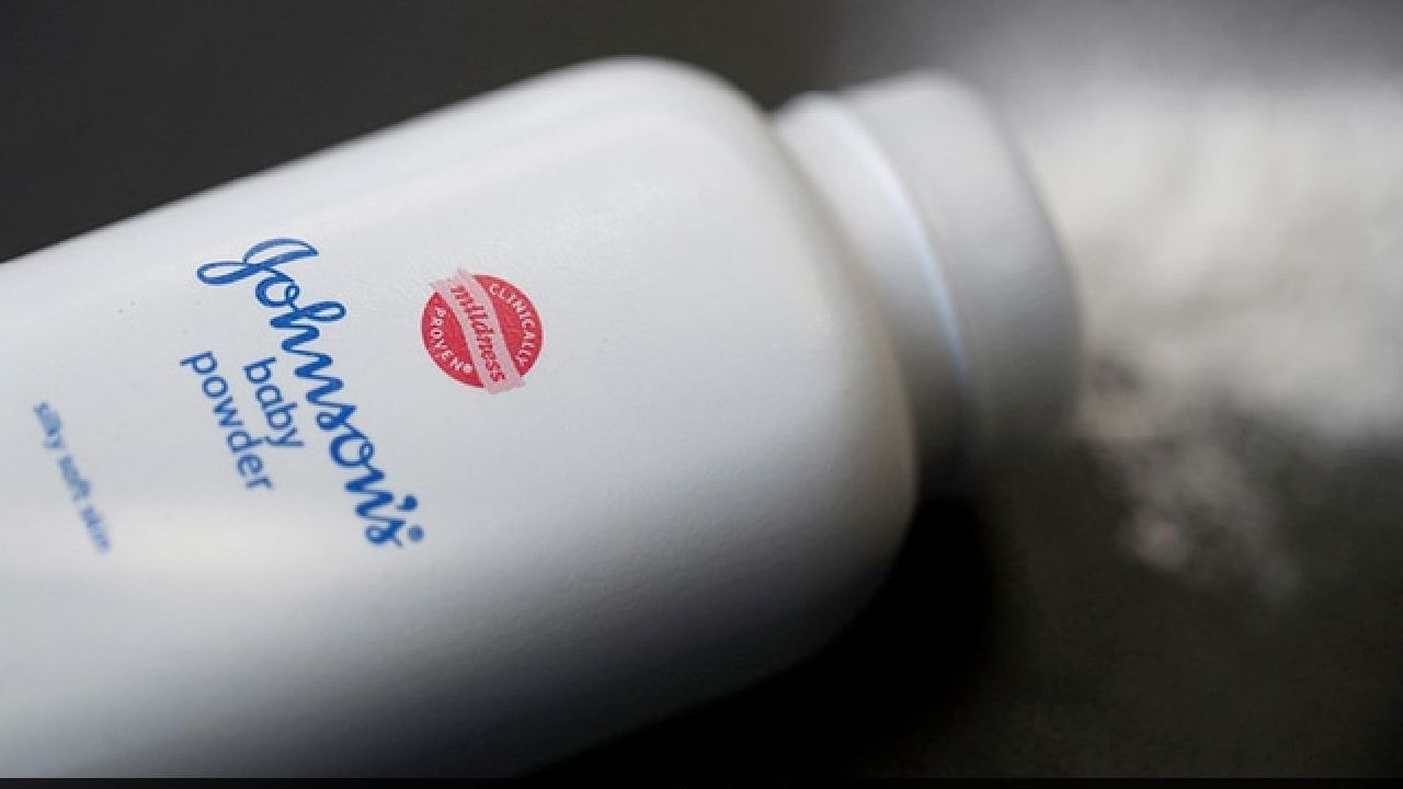 Johnson & Johnson: ಜಾನ್ಸನ್ ಬೇಬಿ ಪೌಡರ್ ಉತ್ಪಾದನೆಗೆ ಕೋರ್ಟ್ ಅನುಮತಿ; ಮಾರಾಟಕ್ಕೆ ನಿಷೇಧ Johnson & Johnson: ಜಾನ್ಸನ್ ಬೇಬಿ ಪೌಡರ್ ಉತ್ಪಾದನೆಗೆ ಕೋರ್ಟ್ ಅನುಮತಿ; ಮಾರಾಟಕ್ಕೆ ನಿಷೇಧ