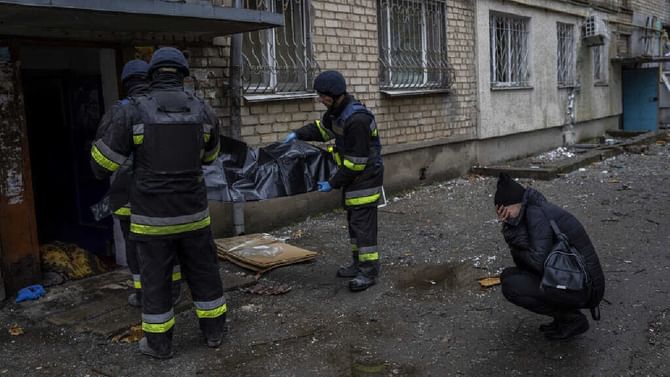 Russia-Ukraine War: ಉಕ್ರೇನ್ನ ಖೆರ್ಸನ್ ಮೇಲೆ ರಷ್ಯಾದಿಂದ ಶೆಲ್ ದಾಳಿ; 15 ಜನರ ಸಾವು Russia-Ukraine War: ಉಕ್ರೇನ್ನ ಖೆರ್ಸನ್ ಮೇಲೆ ರಷ್ಯಾದಿಂದ ಶೆಲ್ ದಾಳಿ; 15 ಜನರ ಸಾವು