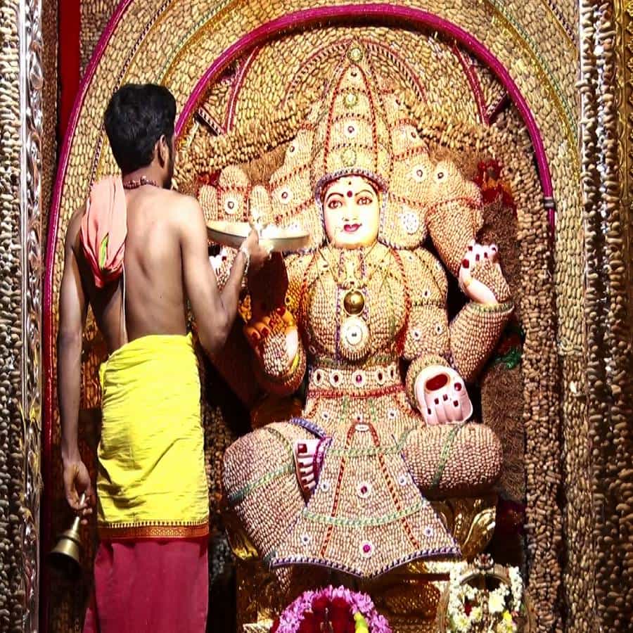 ಮಳೆ ನಡುವೆಯೂ ಬೆಂಗಳೂರಿನ ಮಲ್ಲೇಶ್ವರಂ ದೇವಸ್ಥಾನಗಳಲ್ಲಿ ಕಡಲೆಕಾಯಿಯ ಅಬ್ಬರ ಜೋರಾಗಿದೆ. ದೇವರಿಗೆ ಕಡಲೆಕಾಯಿ ಬೀಜಗಳಿಂದ ಸಿಂಗಾರ ಮಾಡಲಾಗಿದ್ದು ಭಕ್ತರು ದೇವರ ದರ್ಶನ ಪಡೆದು ಮನ ಸೋತರು.