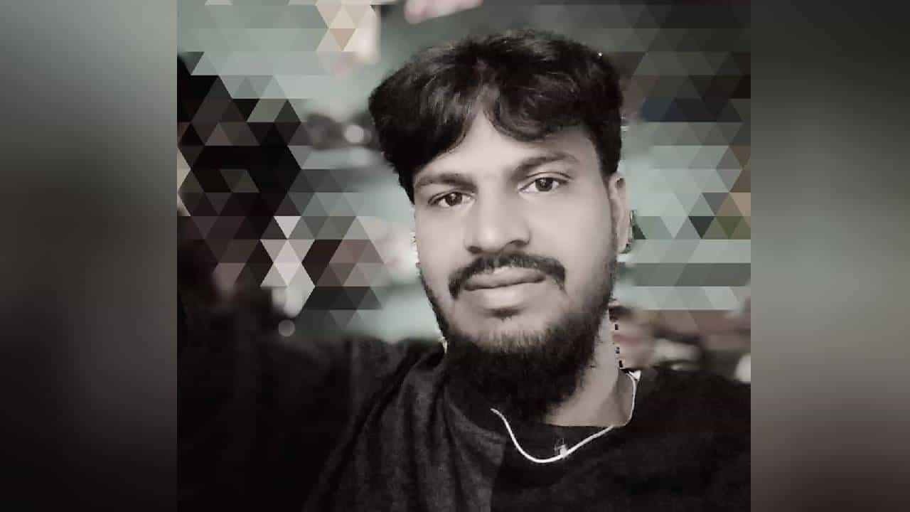 ಕೊಪ್ಪಳ: ಹುಲಿಹೈದರ ಗುಂಪು ಘರ್ಷಣೆ ನಂತರ ಗ್ರಾಮ ತೊರೆದಿದ್ದ ಯುವಕ ನೇಣು ಬಿಗಿದ ಸ್ಥಿತಿಯಲ್ಲಿ ಪತ್ತೆ ಕೊಪ್ಪಳ: ಹುಲಿಹೈದರ ಗುಂಪು ಘರ್ಷಣೆ ನಂತರ ಗ್ರಾಮ ತೊರೆದಿದ್ದ ಯುವಕ ನೇಣು ಬಿಗಿದ ಸ್ಥಿತಿಯಲ್ಲಿ ಪತ್ತೆ