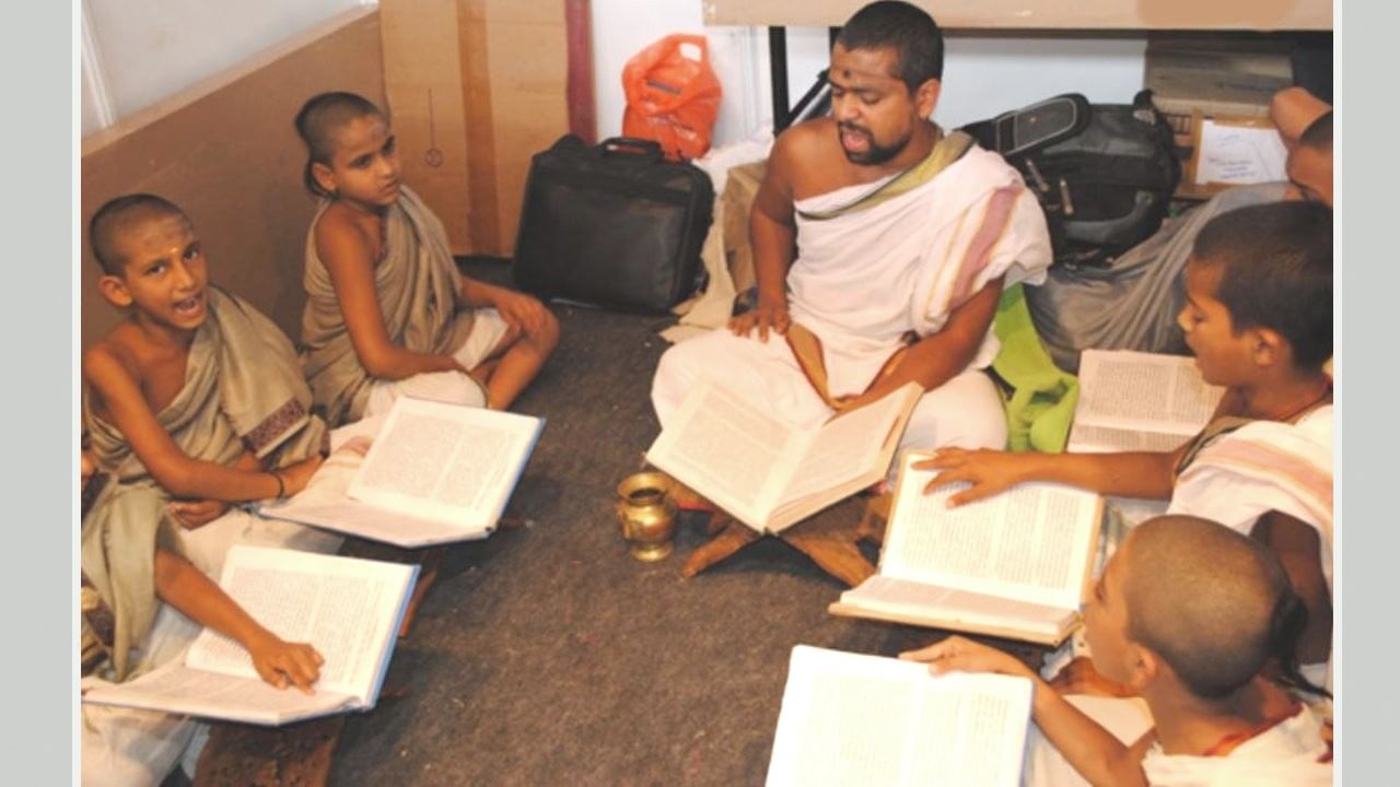 Sanskrit schools: ಶಿಕ್ಷಣ ಇಲಾಖೆ ವಿರುದ್ಧ ಹೊಸ ಸಮರ ಸಾರಿದ ಹಿಂದೂ ಪರ ಸಂಘಟನೆಗಳು!