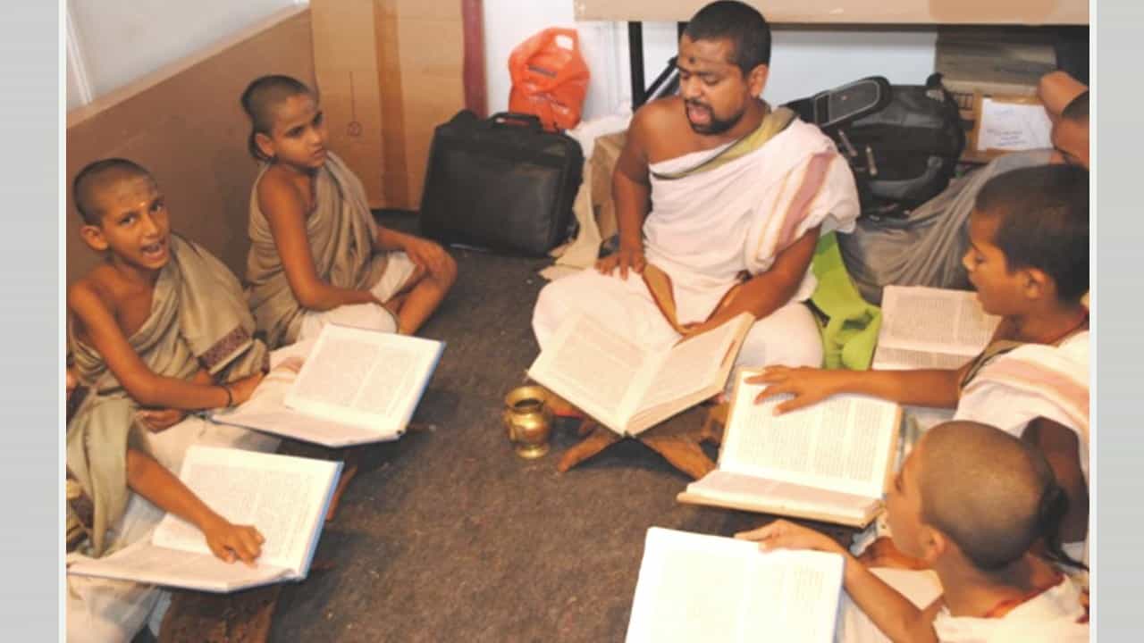 Sanskrit schools: ಶಿಕ್ಷಣ ಇಲಾಖೆ ವಿರುದ್ಧ ಹೊಸ ಸಮರ ಸಾರಿದ ಹಿಂದೂ ಪರ ಸಂಘಟನೆಗಳು! Sanskrit schools: ಶಿಕ್ಷಣ ಇಲಾಖೆ ವಿರುದ್ಧ ಹೊಸ ಸಮರ ಸಾರಿದ ಹಿಂದೂ ಪರ ಸಂಘಟನೆಗಳು!
